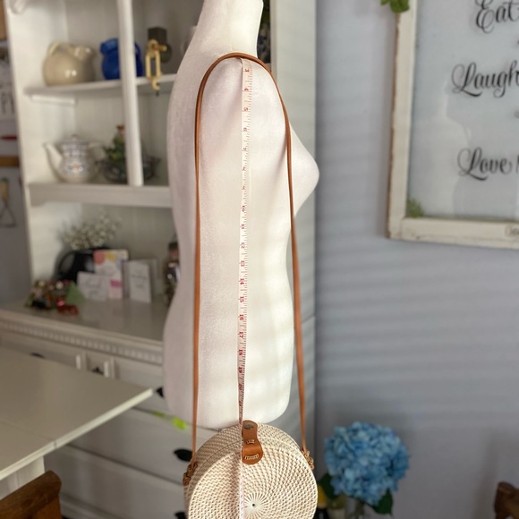 Cute Round Tan Woven Straw Crossover Purse. - Picture 5 of 16